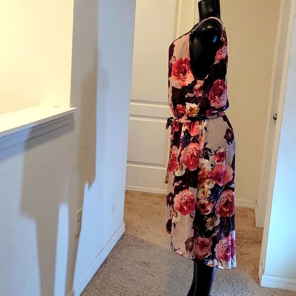 MIIE GABRIELLE MULTI-COLOR FLORAL PRINT DESIGN ROUNDNECK LINE SLEEVELESS DRESS - Picture 9 of 16